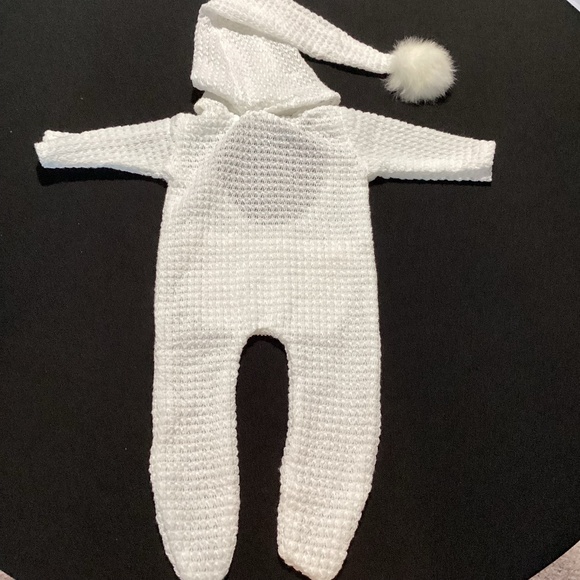 123. Infant Cream-Colored Sleepy Jumper For Photoshoot NB (EUC) - Picture 1 of 2